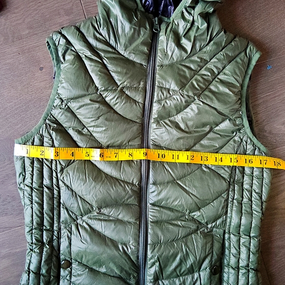 Bernardo Green Puffy Down Vest Women's Size Medium - Picture 7 of 7